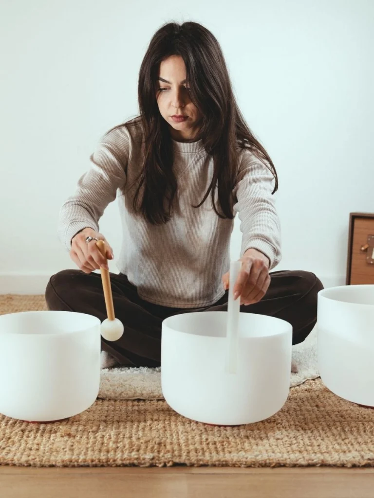 Marion Benahmed jouant d'un instrument de sonothérapie