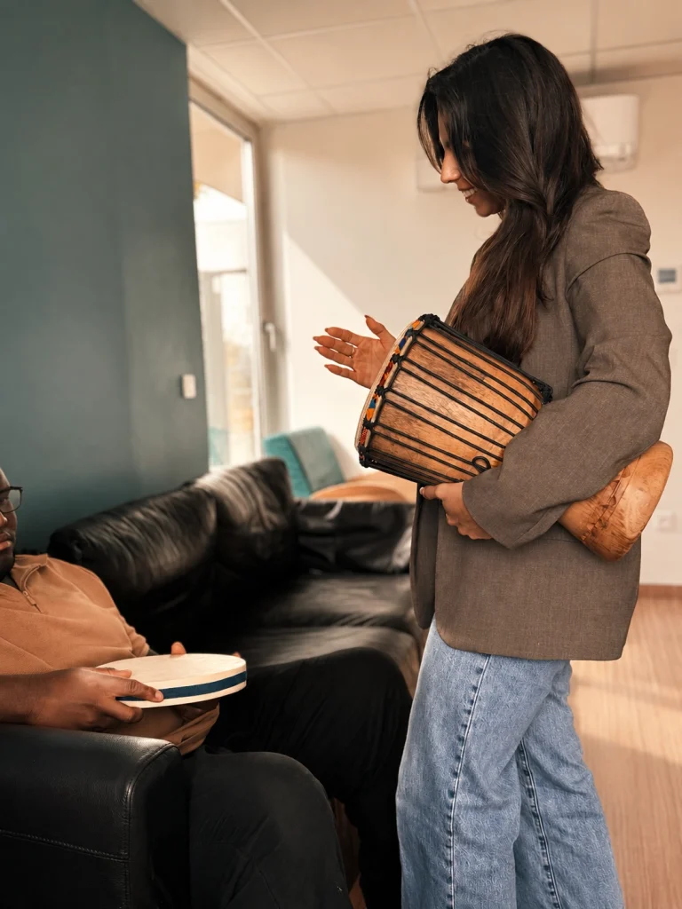 Musicothérapeute préparant une séance en IME