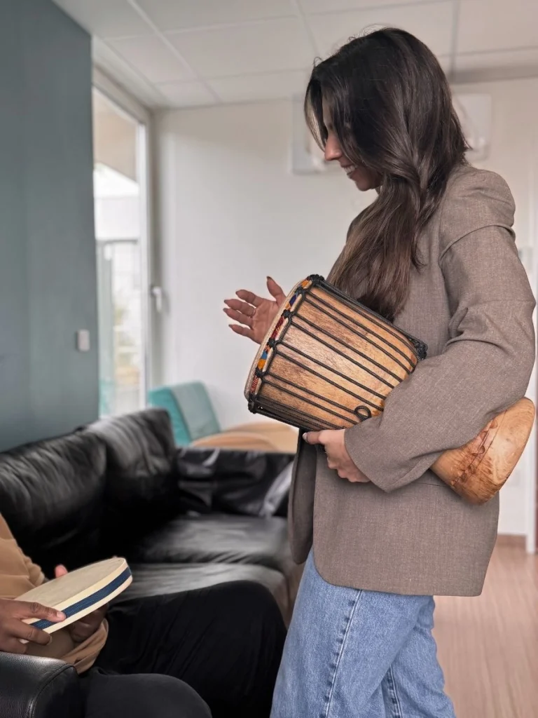 Musicothérapeute accompagnant une personne en situation de handicap
