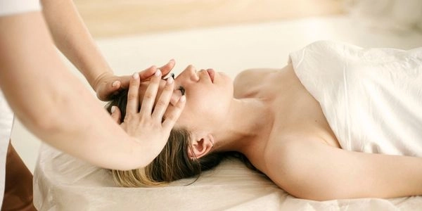 Personne profitant d'un soin relaxant